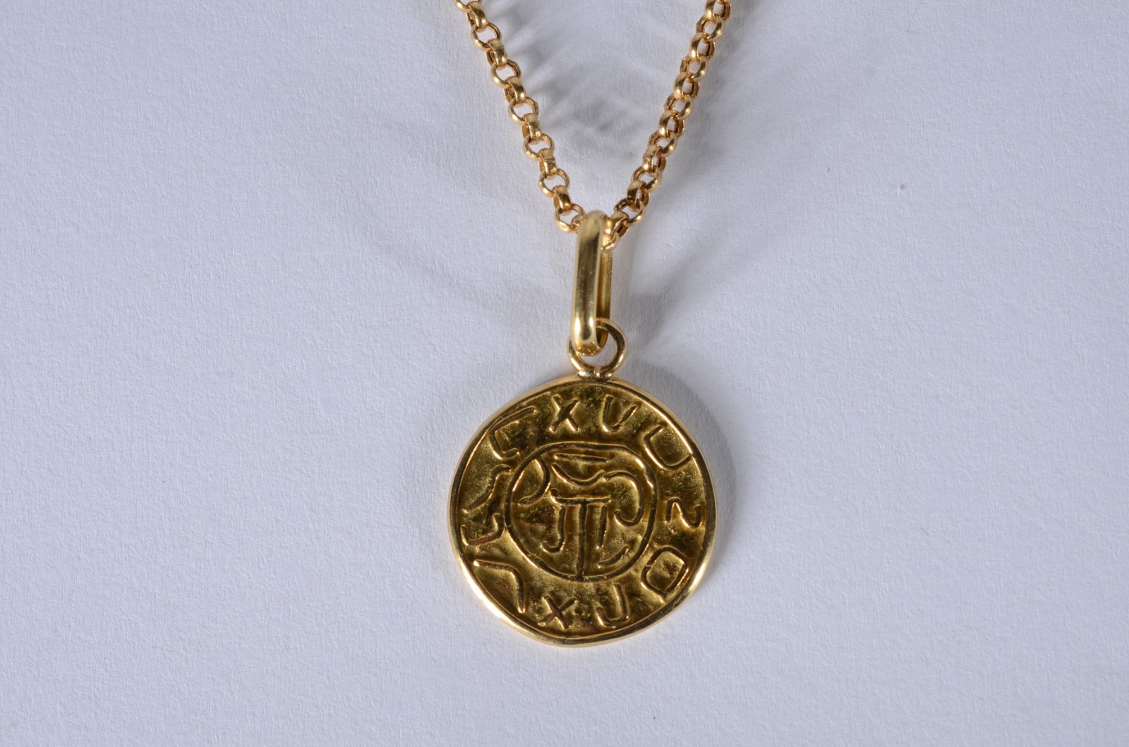 Colar com pendente feitio "medalha" de ouro 18k., contraste 750 mls... - foto 1 de 10