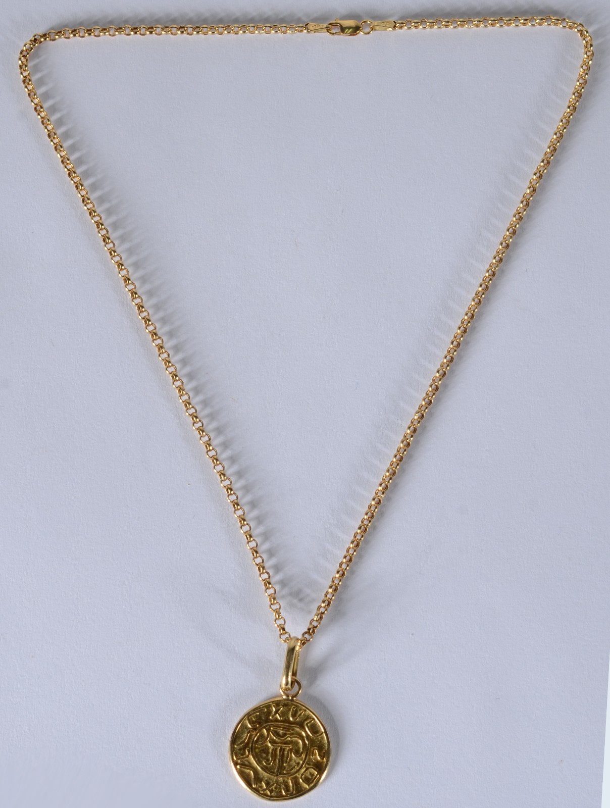 Colar com pendente feitio "medalha" de ouro 18k., contraste 750 mls... - foto 2 de 10