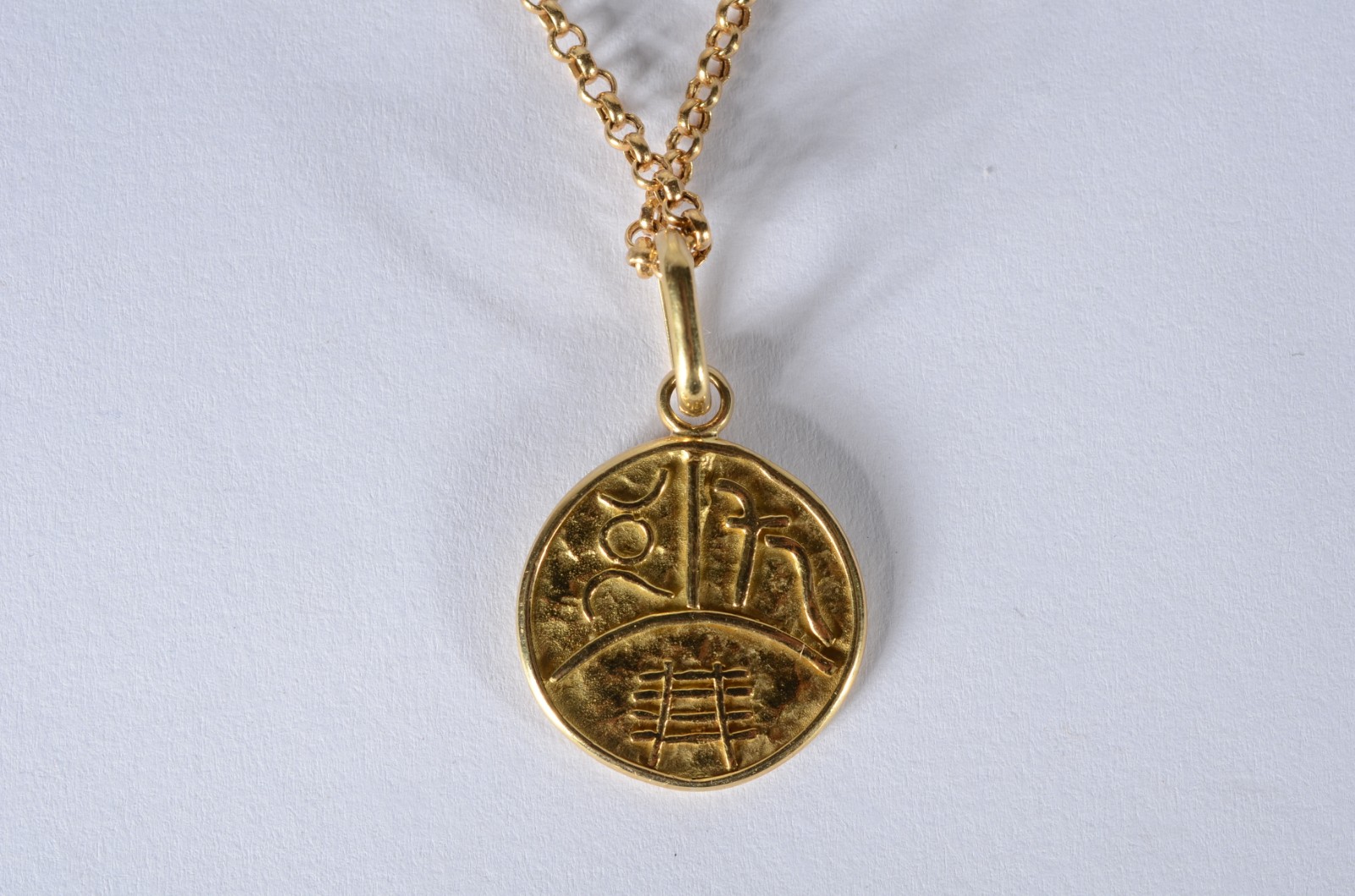 Colar com pendente feitio "medalha" de ouro 18k., contraste 750 mls... - foto 3 de 10