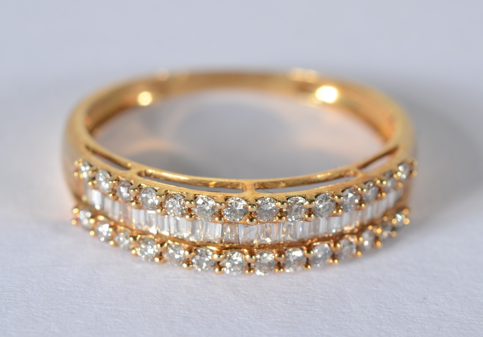 Anel de ouro 18 k., com brilhantes aproximadamente 0,50 ct, aro 20... - foto 1 de 6