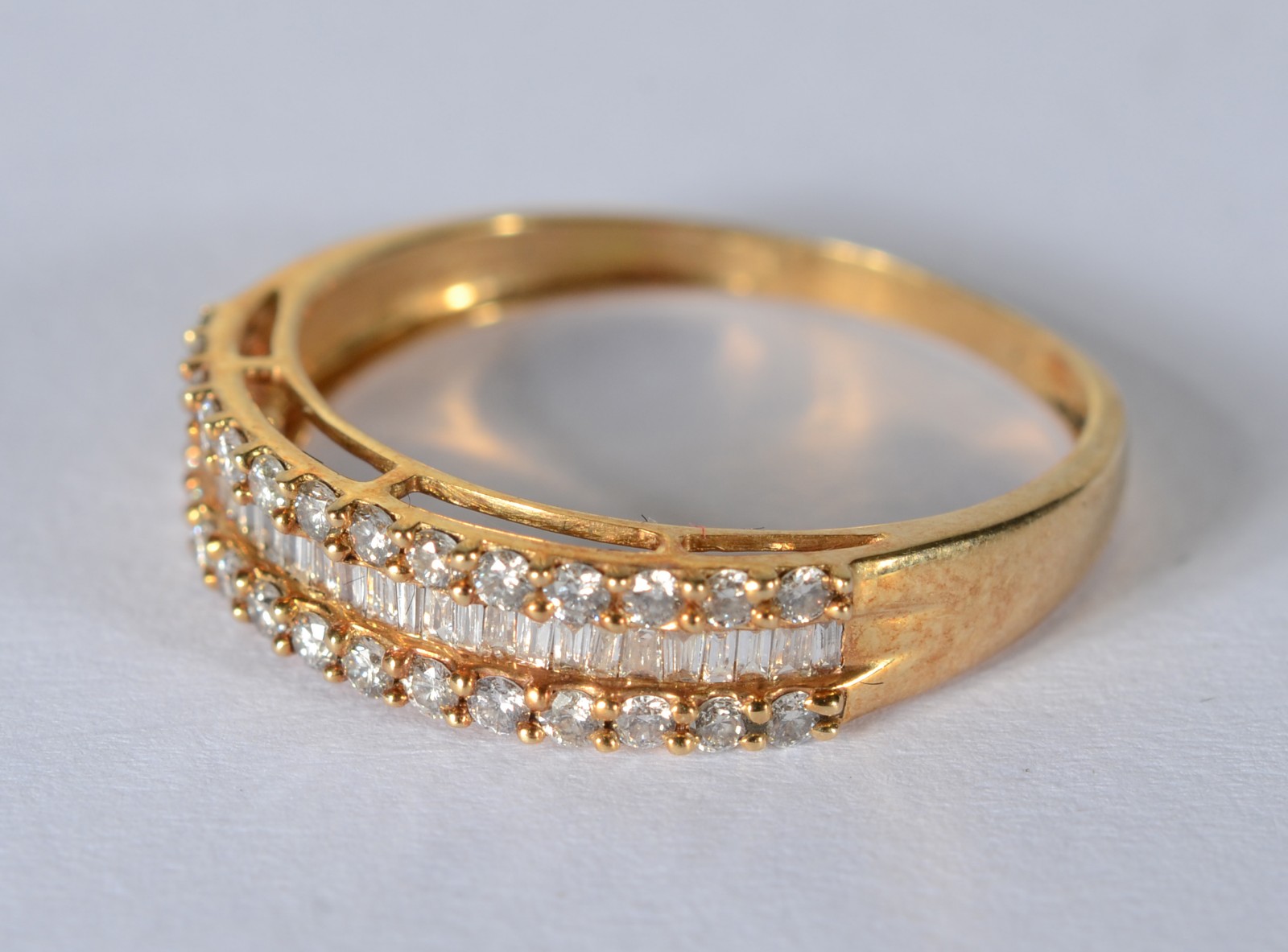 Anel de ouro 18 k., com brilhantes aproximadamente 0,50 ct, aro 20... - foto 2 de 6