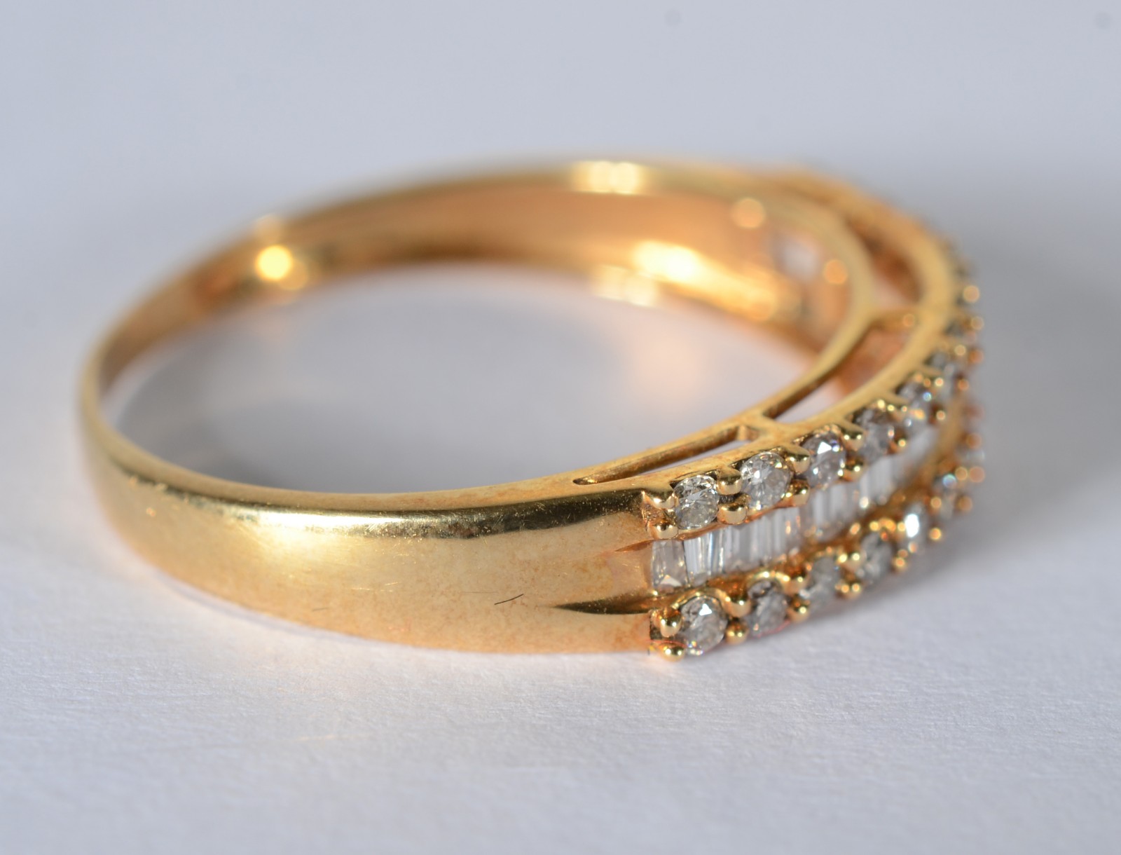 Anel de ouro 18 k., com brilhantes aproximadamente 0,50 ct, aro 20... - foto 3 de 6