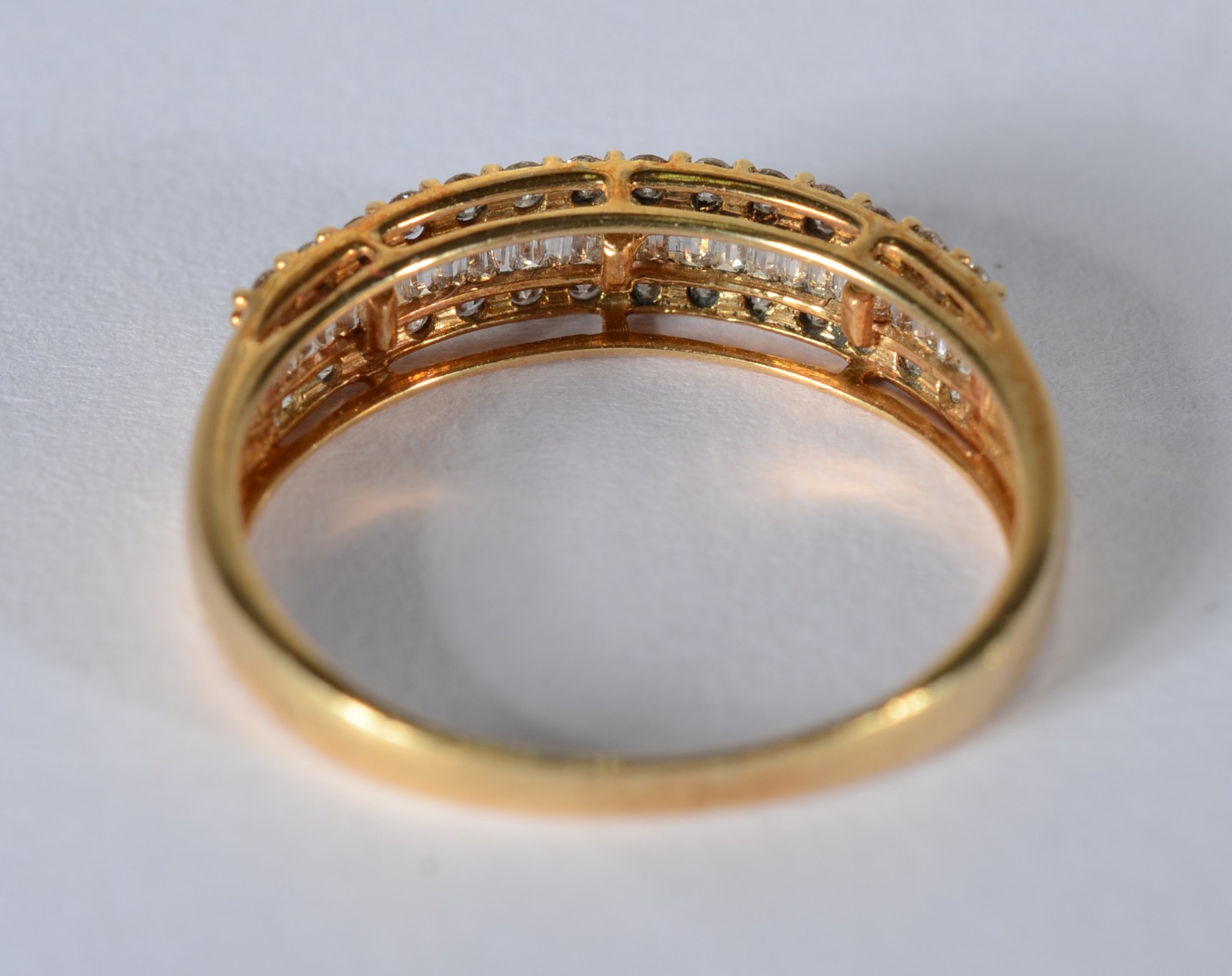 Anel de ouro 18 k., com brilhantes aproximadamente 0,50 ct, aro 20... - foto 4 de 6