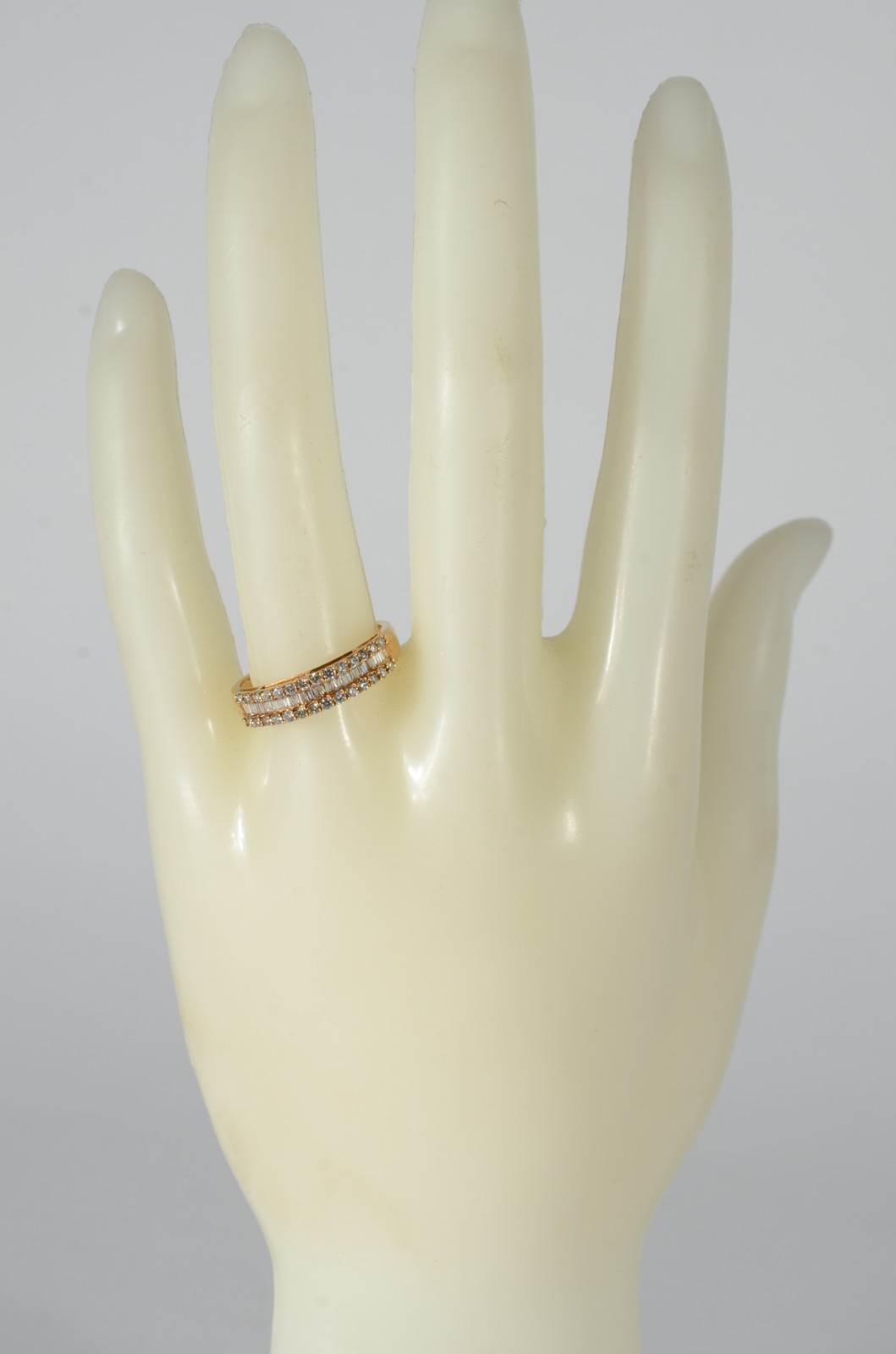 Anel de ouro 18 k., com brilhantes aproximadamente 0,50 ct, aro 20... - foto 5 de 6