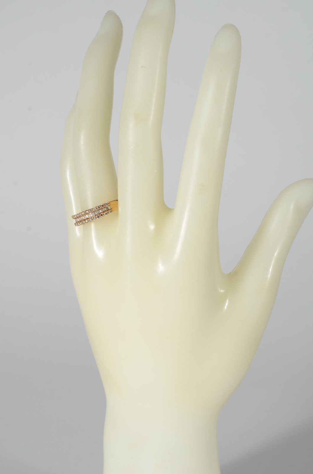 Anel de ouro 18 k., com brilhantes aproximadamente 0,50 ct, aro 20... - foto 6 de 6