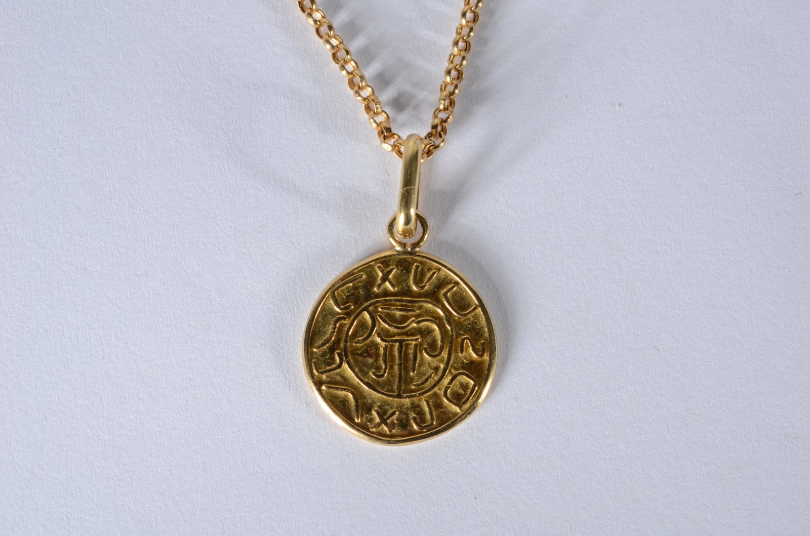 Colar com pendente feitio "medalha" de ouro 18k., contraste 750 mls... - foto 6 de 10