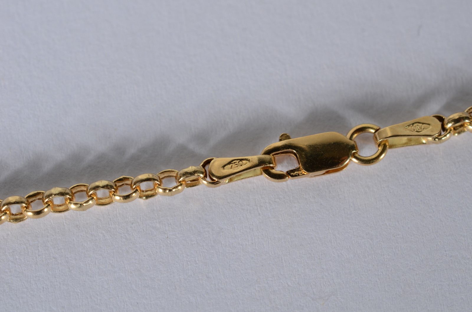 Colar com pendente feitio "medalha" de ouro 18k., contraste 750 mls... - foto 8 de 10