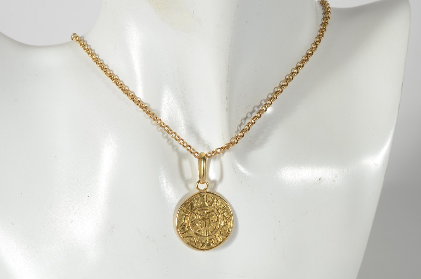 Colar com pendente feitio "medalha" de ouro 18k., contraste 750 mls... - foto 9 de 10
