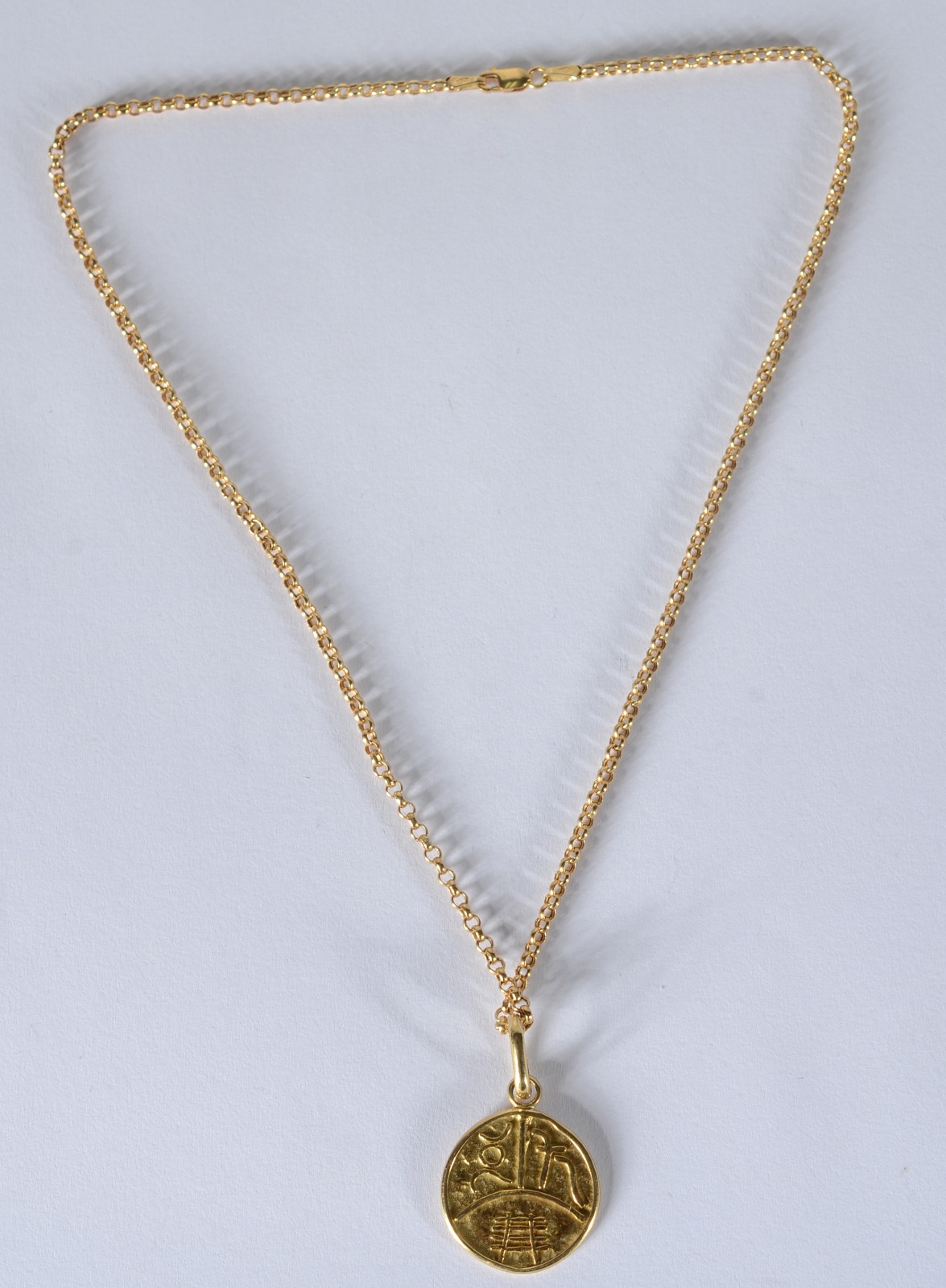 Colar com pendente feitio "medalha" de ouro 18k., contraste 750 mls... - foto 10 de 10