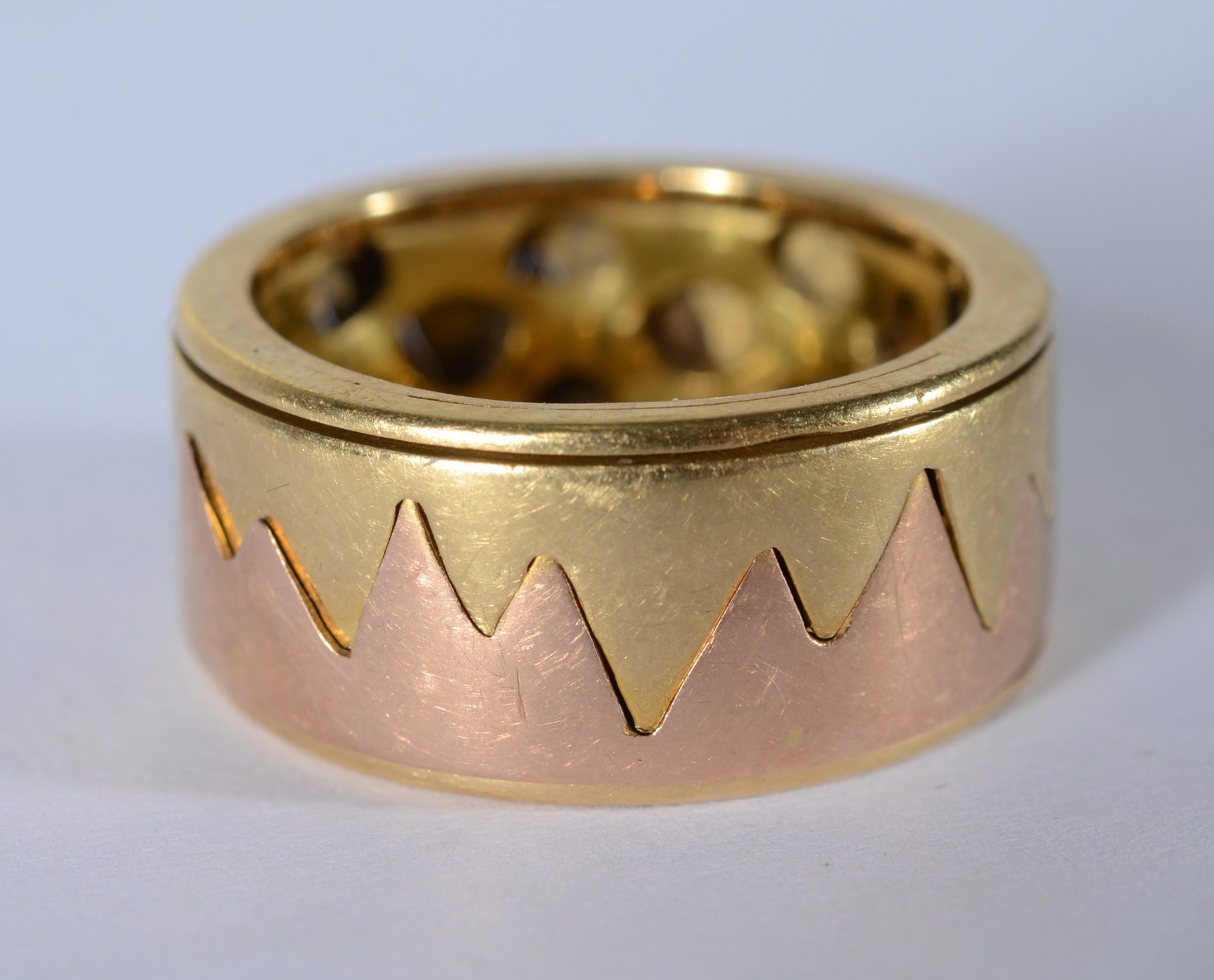 Anel de ouro 18 k., giratório, com detalhes em "zig zag", aro 18... - foto 1 de 4