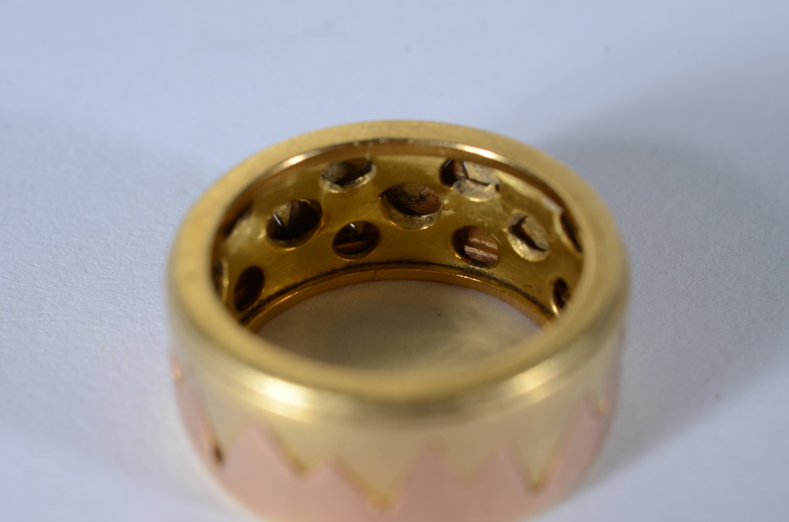 Anel de ouro 18 k., giratório, com detalhes em "zig zag", aro 18... - foto 2 de 4