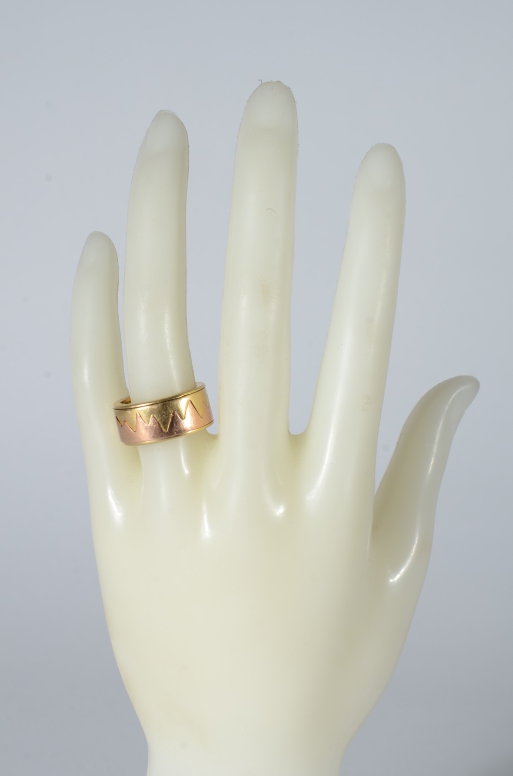 Anel de ouro 18 k., giratório, com detalhes em "zig zag", aro 18... - foto 3 de 4
