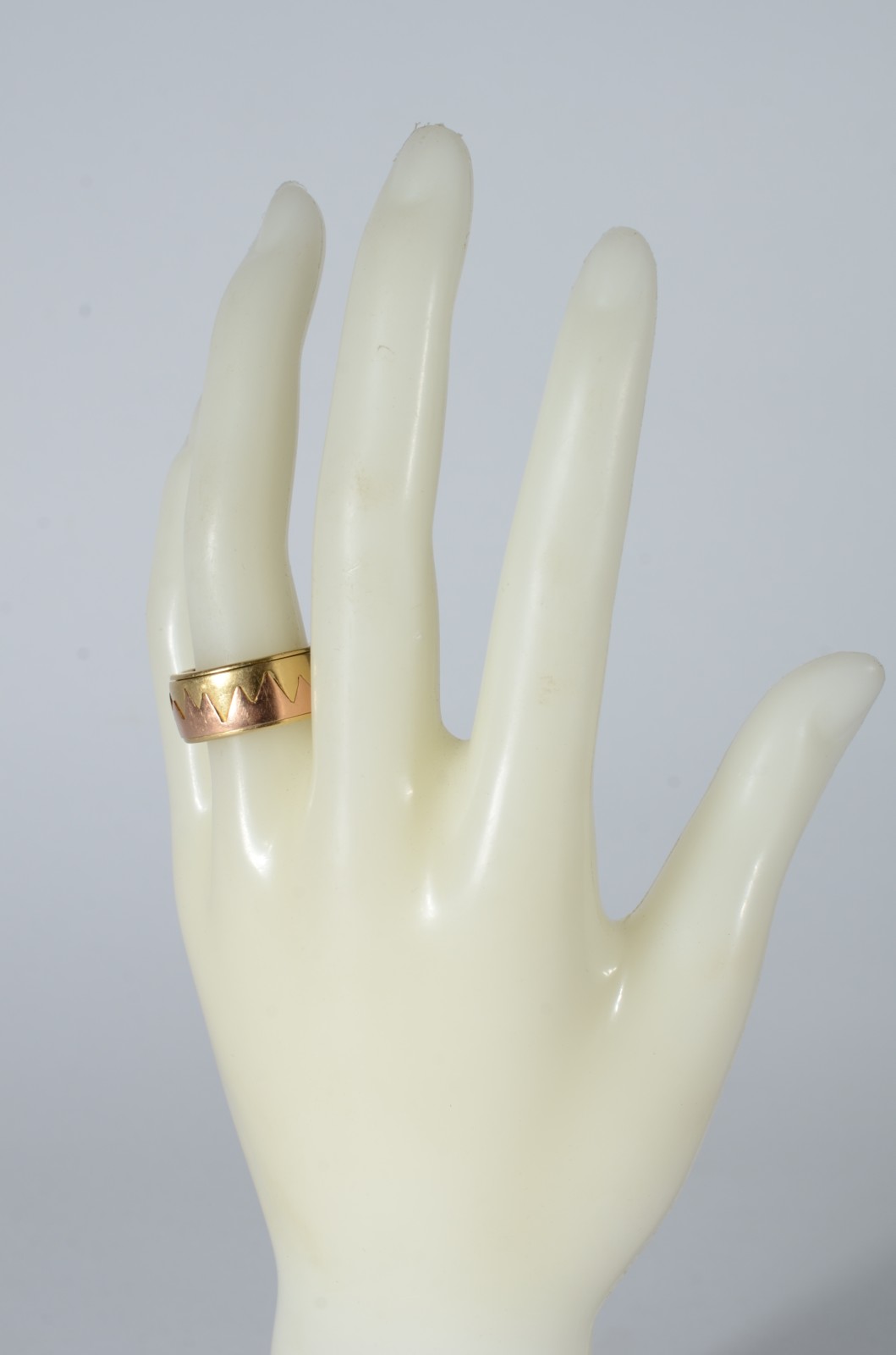 Anel de ouro 18 k., giratório, com detalhes em "zig zag", aro 18... - foto 4 de 4