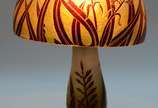 Ravagnani (1962),  - Abatjour de vidro decorado com folhas na cor vinho. Partes descascando. Assinado.