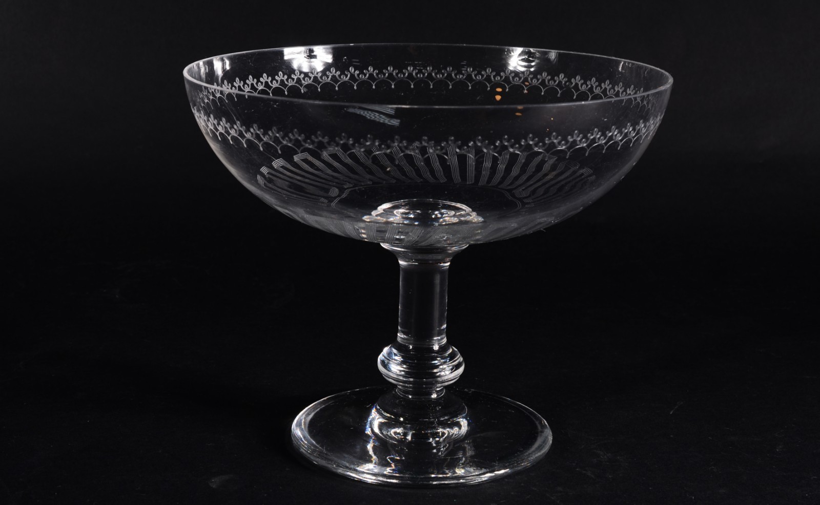 Fruteira de cristal europeu lavrado com guirlandas geométricas, pé... - foto 1 de 5