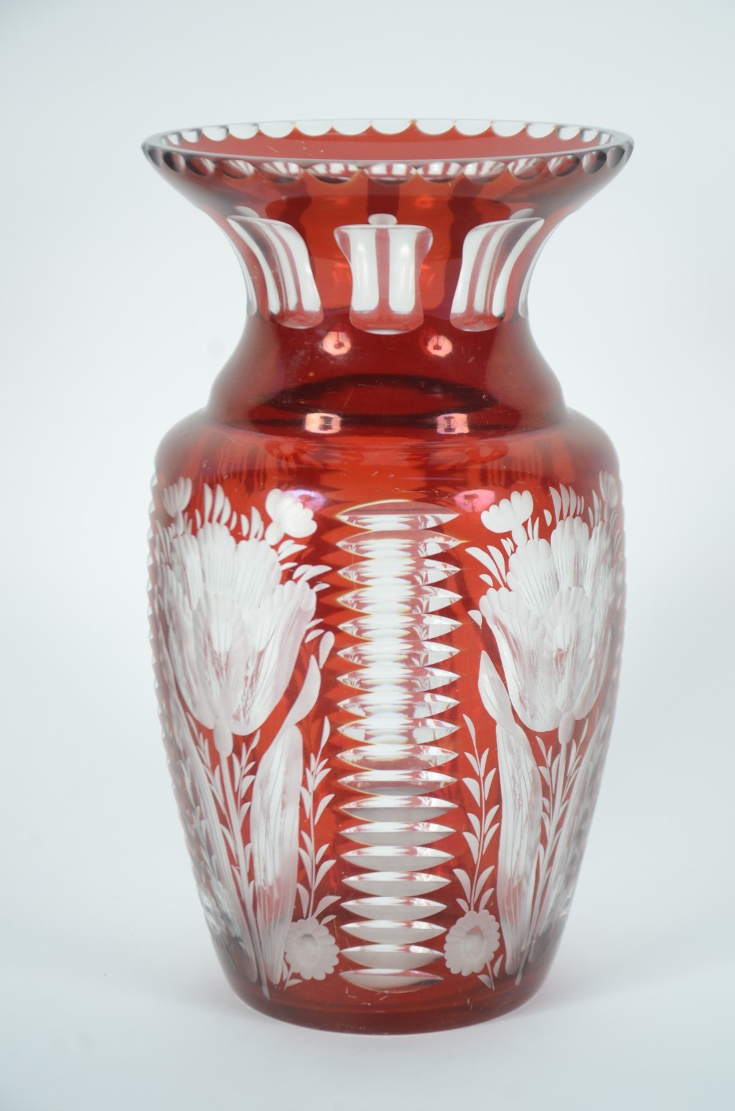 Vaso de cristal europeu doublé rubi lapidado com flores e gomos. - foto 1 de 4