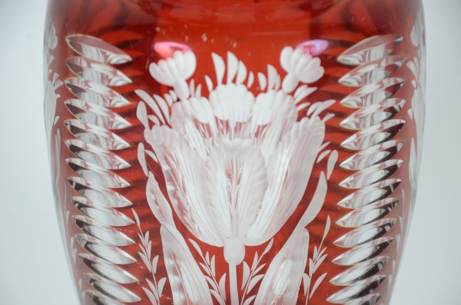 Vaso de cristal europeu doublé rubi lapidado com flores e gomos. - foto 4 de 4