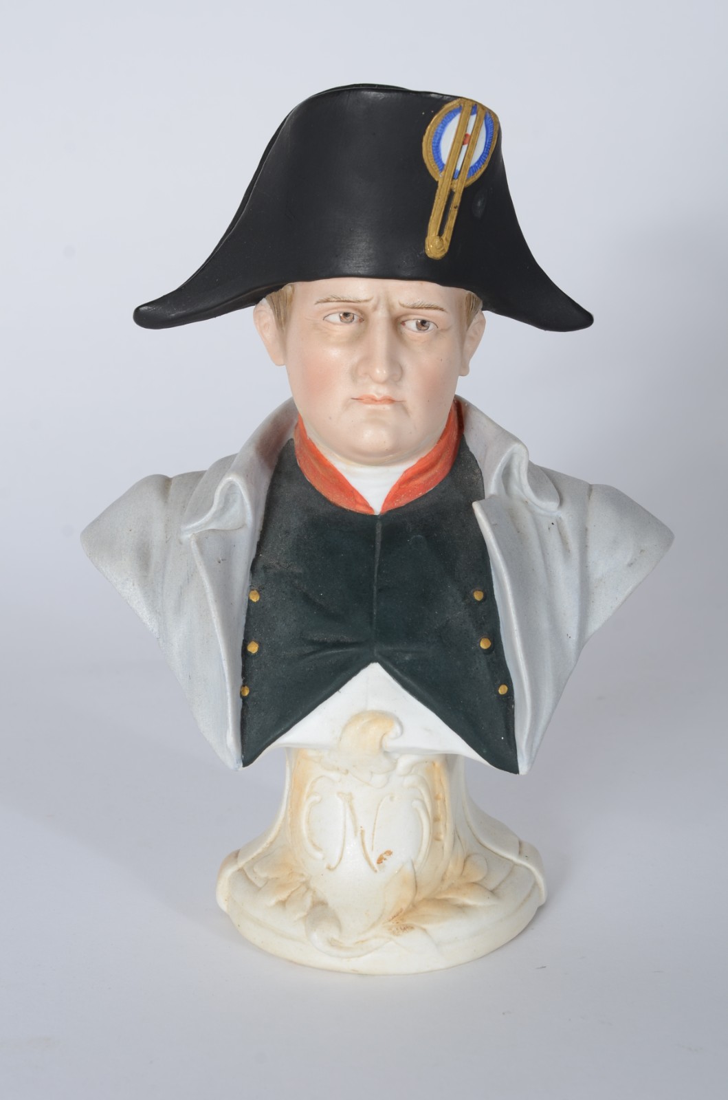 Busto de biscuit policromado representando Napoleão. - foto 1 de 8