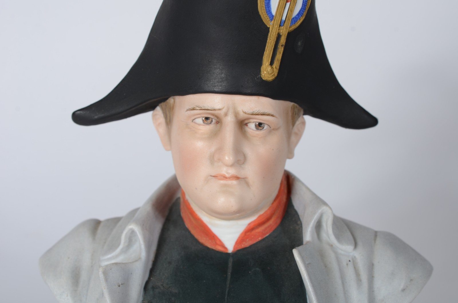 Busto de biscuit policromado representando Napoleão. - foto 2 de 8