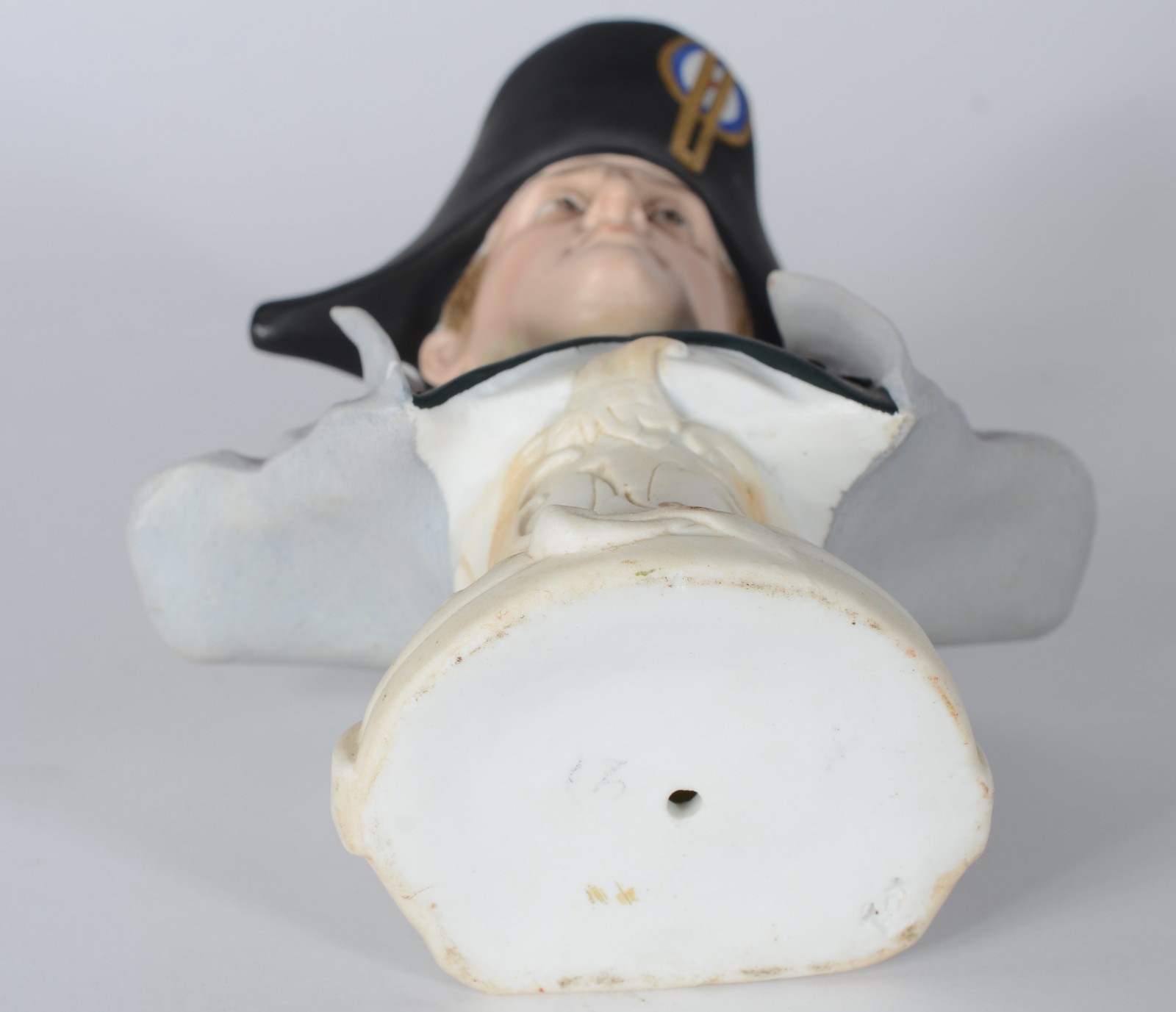 Busto de biscuit policromado representando Napoleão. - foto 6 de 8