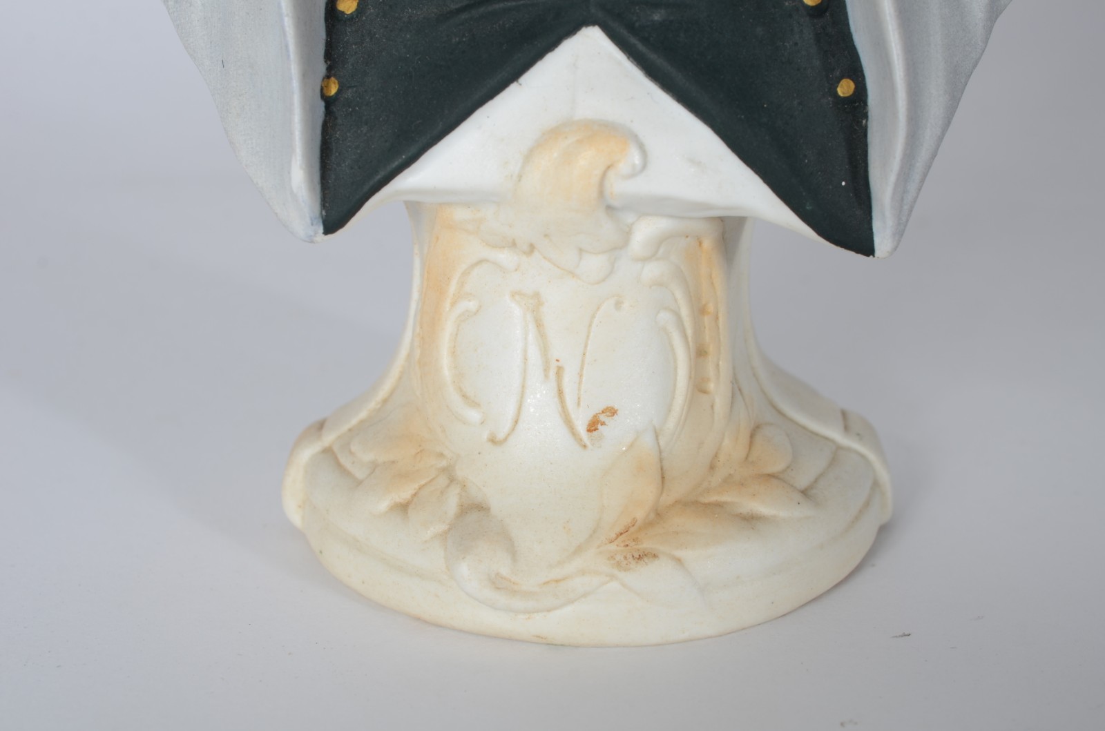 Busto de biscuit policromado representando Napoleão. - foto 8 de 8
