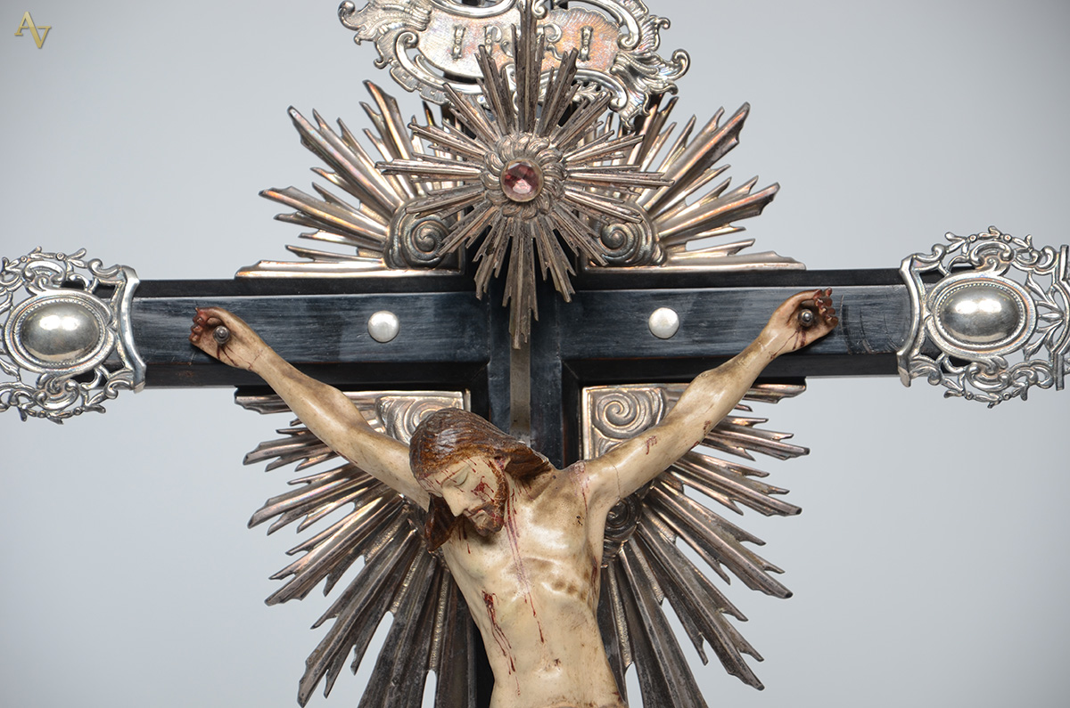 Excepcional Crucifixo com figura de Cristo ricamente entalhada e... - foto 2 de 2