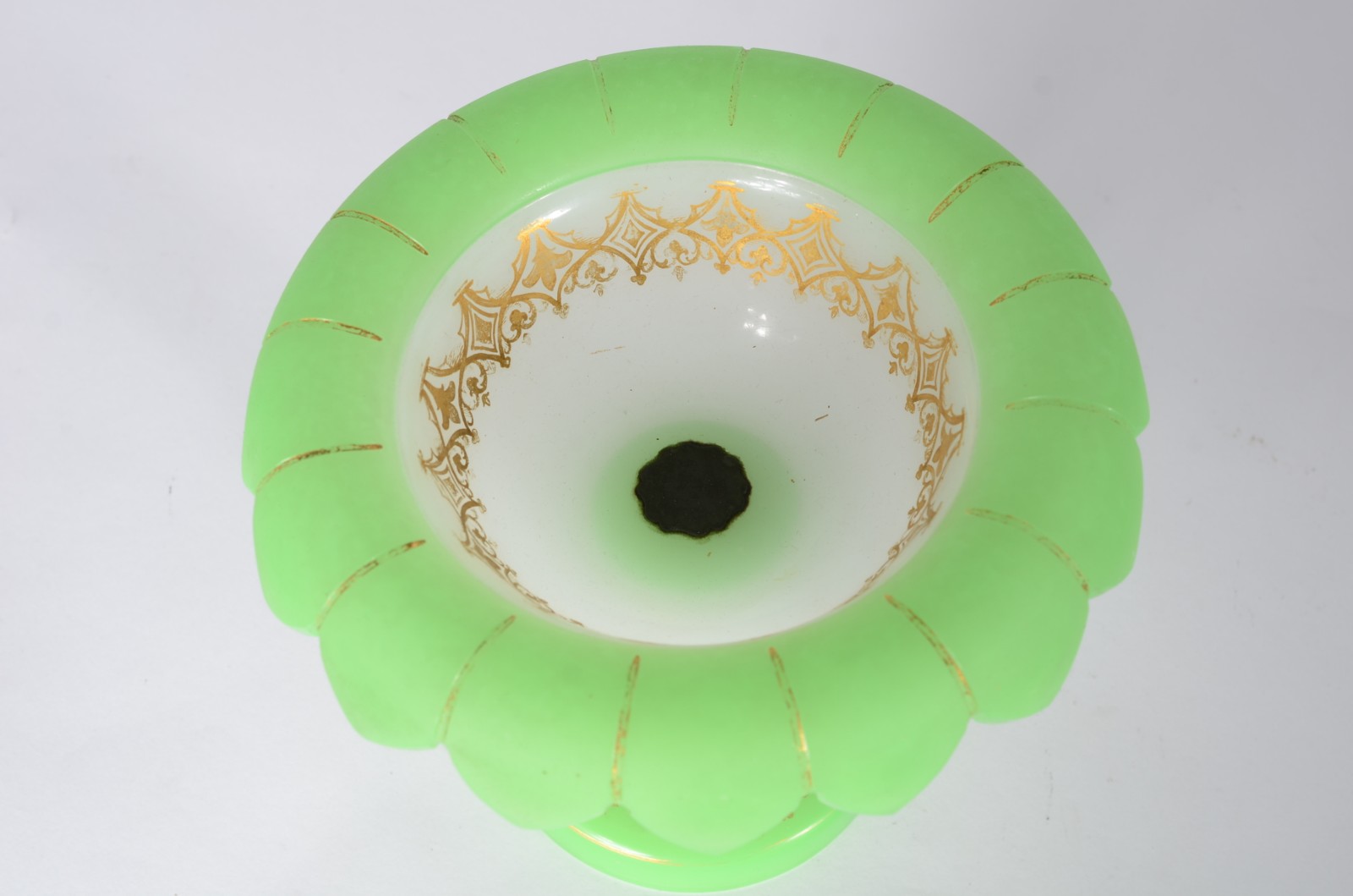 Duas peças, sendo: pequena fruteira e bowl com presentoir de opalina... - foto 5 de 9