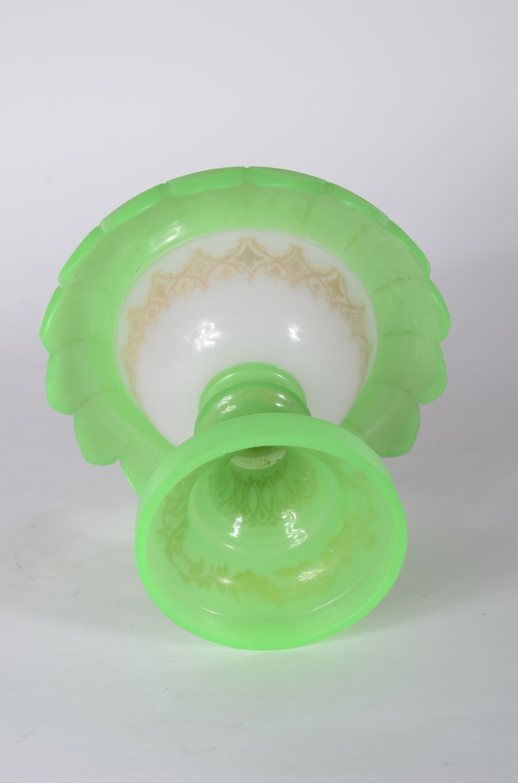 Duas peças, sendo: pequena fruteira e bowl com presentoir de opalina... - foto 8 de 9
