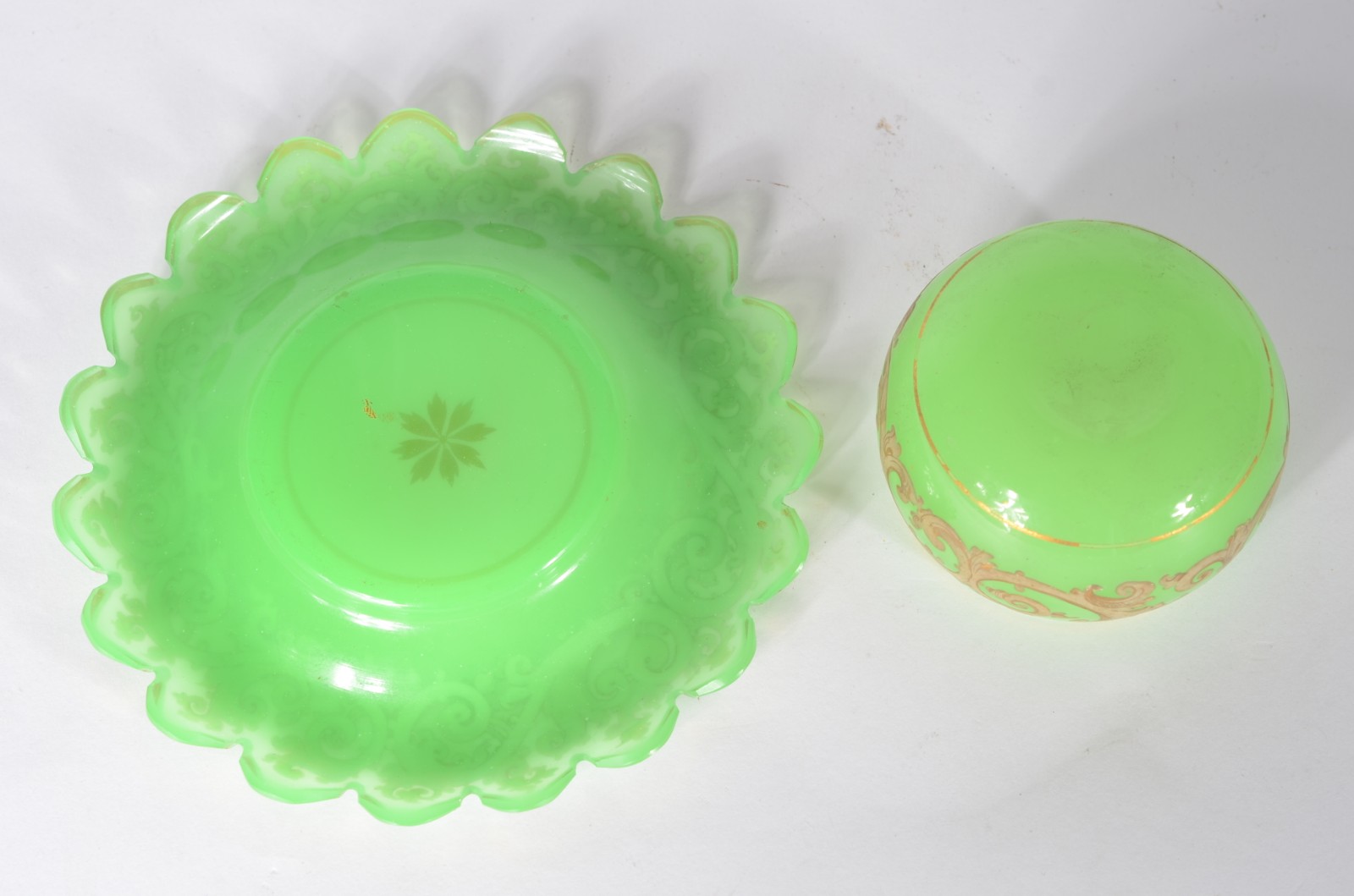 Duas peças, sendo: pequena fruteira e bowl com presentoir de opalina... - foto 9 de 9