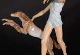 Rosenthal (1907),  - Grupo escultórico de porcelana alemã Rosenthal representando figura feminina com cachorro. Uma das patas do cachorro colada.