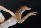 Rosenthal (1907),  - Grupo escultórico de porcelana alemã Rosenthal representando figura feminina com cachorro. Uma das patas do cachorro colada.