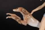 Rosenthal (1907),  - Grupo escultórico de porcelana alemã Rosenthal representando figura feminina com cachorro. Uma das patas do cachorro colada.