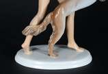 Rosenthal (1907),  - Grupo escultórico de porcelana alemã Rosenthal representando figura feminina com cachorro. Uma das patas do cachorro colada.