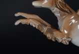 Rosenthal (1907),  - Grupo escultórico de porcelana alemã Rosenthal representando figura feminina com cachorro. Uma das patas do cachorro colada.