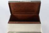 Caixa cigarreira de prata inglesa de Birmingham... - Caixa cigarreira de prata inglesa de Birmingham data 1926, formato retangular com acabamento liso e guilhochê, forrada no seu interior em madeir...
