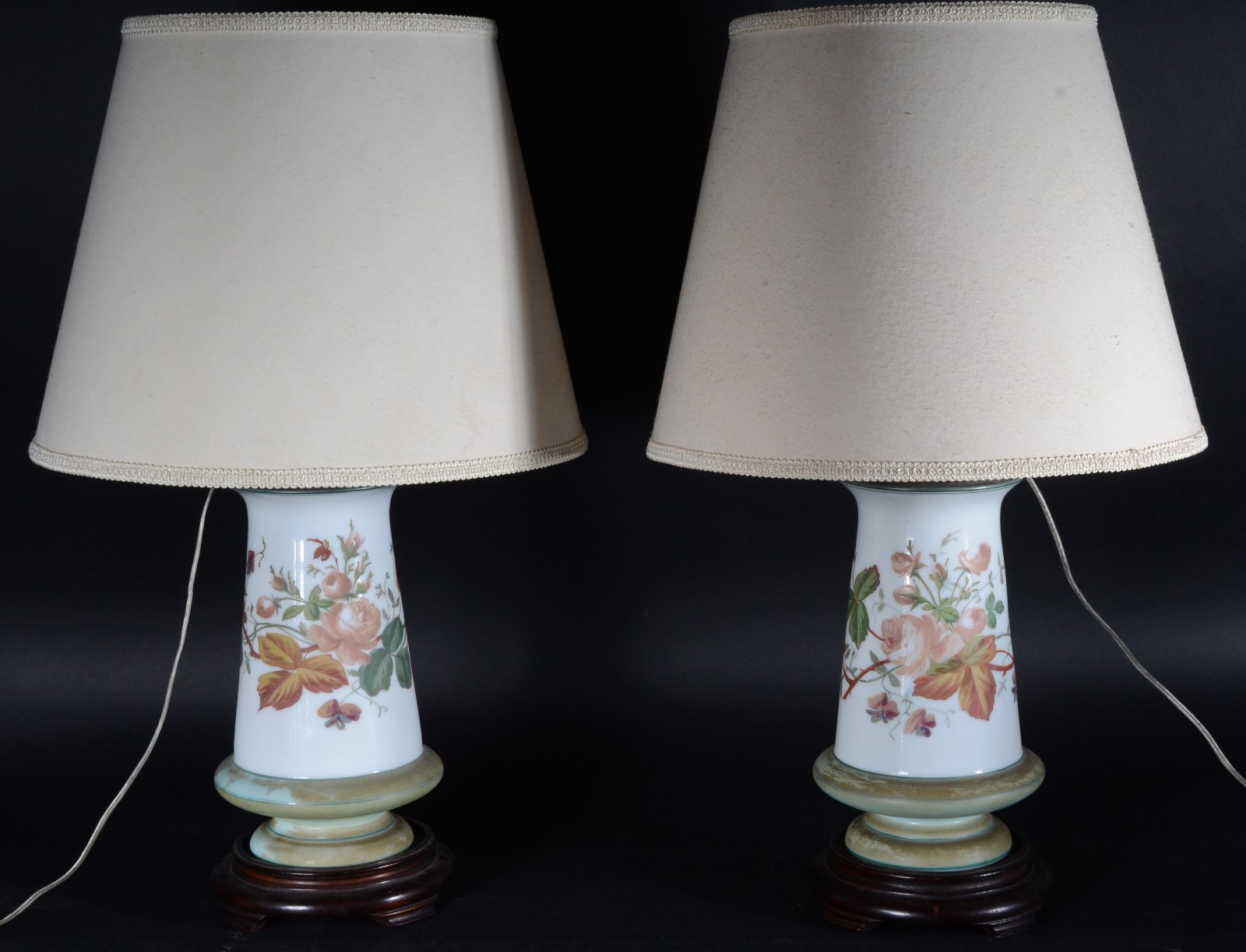 Par de abatjoures de opalina floral com cúpulas bege e bases de... - foto 1 de 5