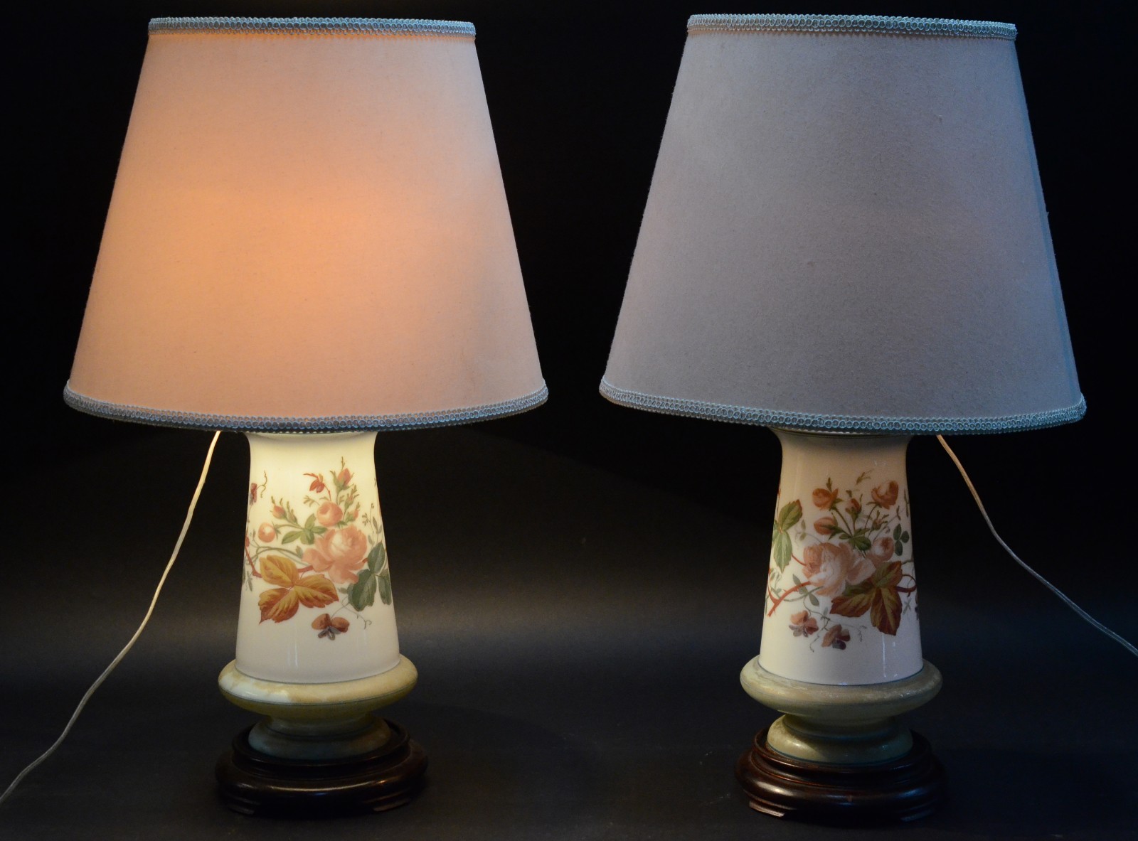 Par de abatjoures de opalina floral com cúpulas bege e bases de... - foto 2 de 5