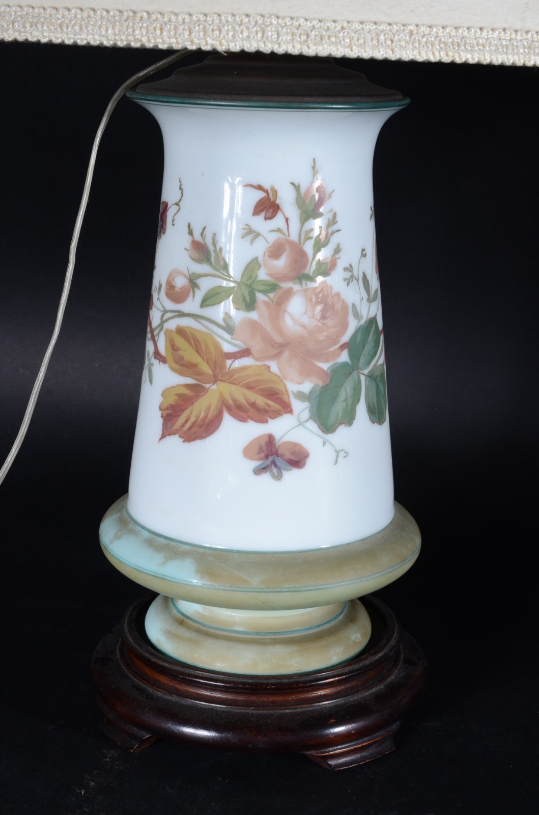 Par de abatjoures de opalina floral com cúpulas bege e bases de... - foto 3 de 5