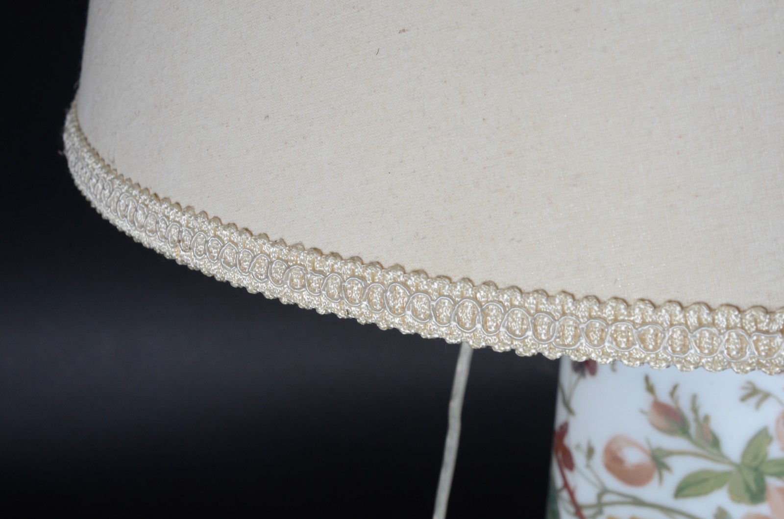 Par de abatjoures de opalina floral com cúpulas bege e bases de... - foto 4 de 5