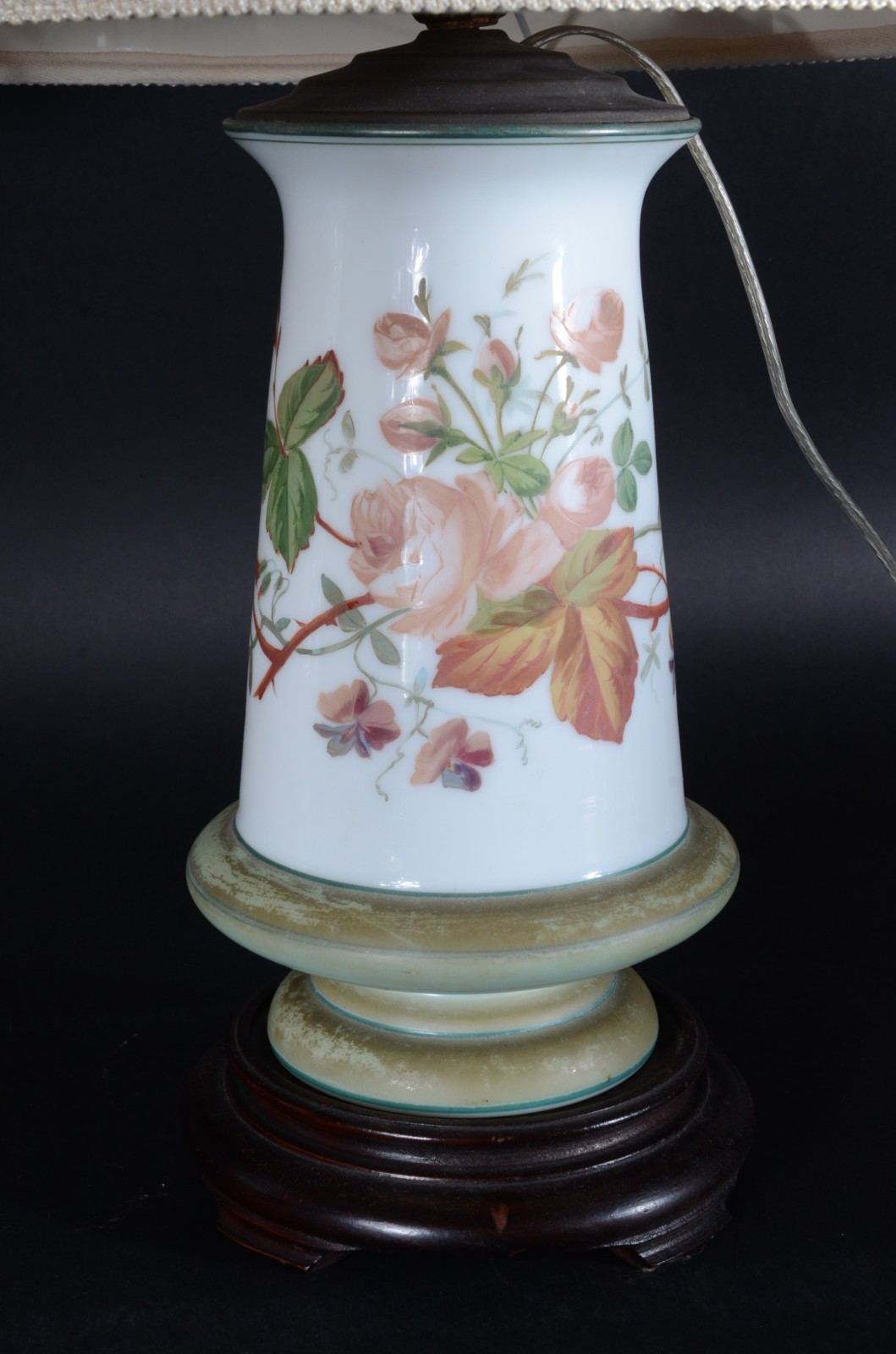Par de abatjoures de opalina floral com cúpulas bege e bases de... - foto 5 de 5