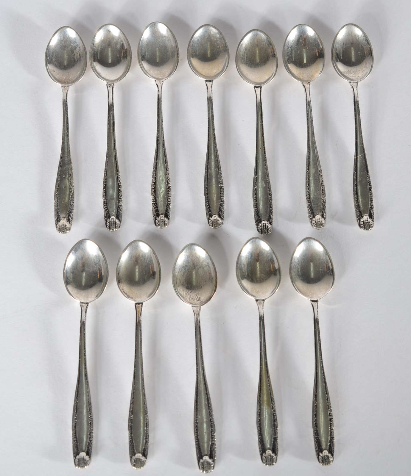 Conjunto com 12 colheres para café de prata, contrastada. Peso da... - foto 1 de 5