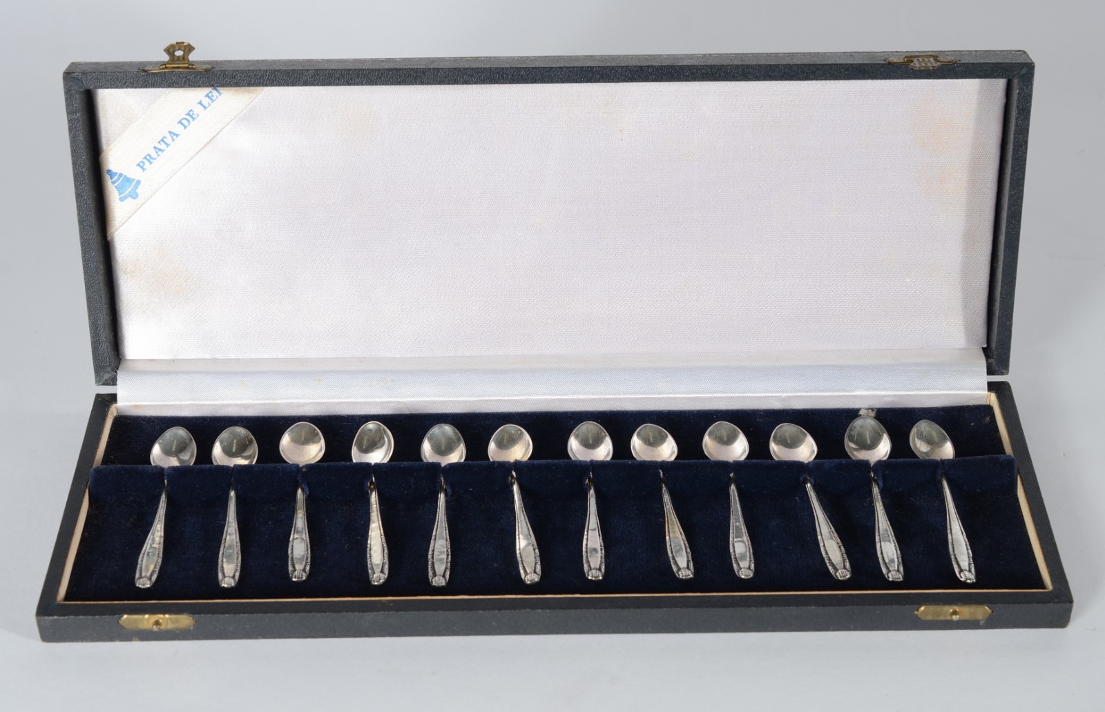 Conjunto com 12 colheres para café de prata, contrastada. Peso da... - foto 2 de 5