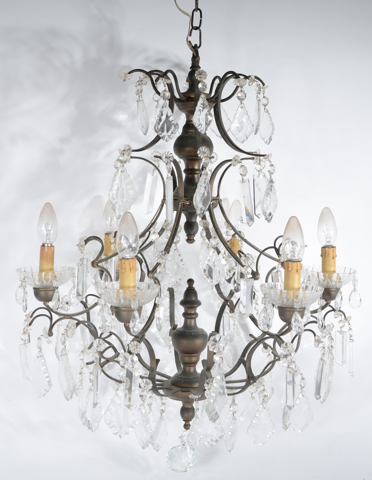 Lustre para 6 luzes de metal e pingentes de cristal lapidado, estilo... - foto 1 de 8