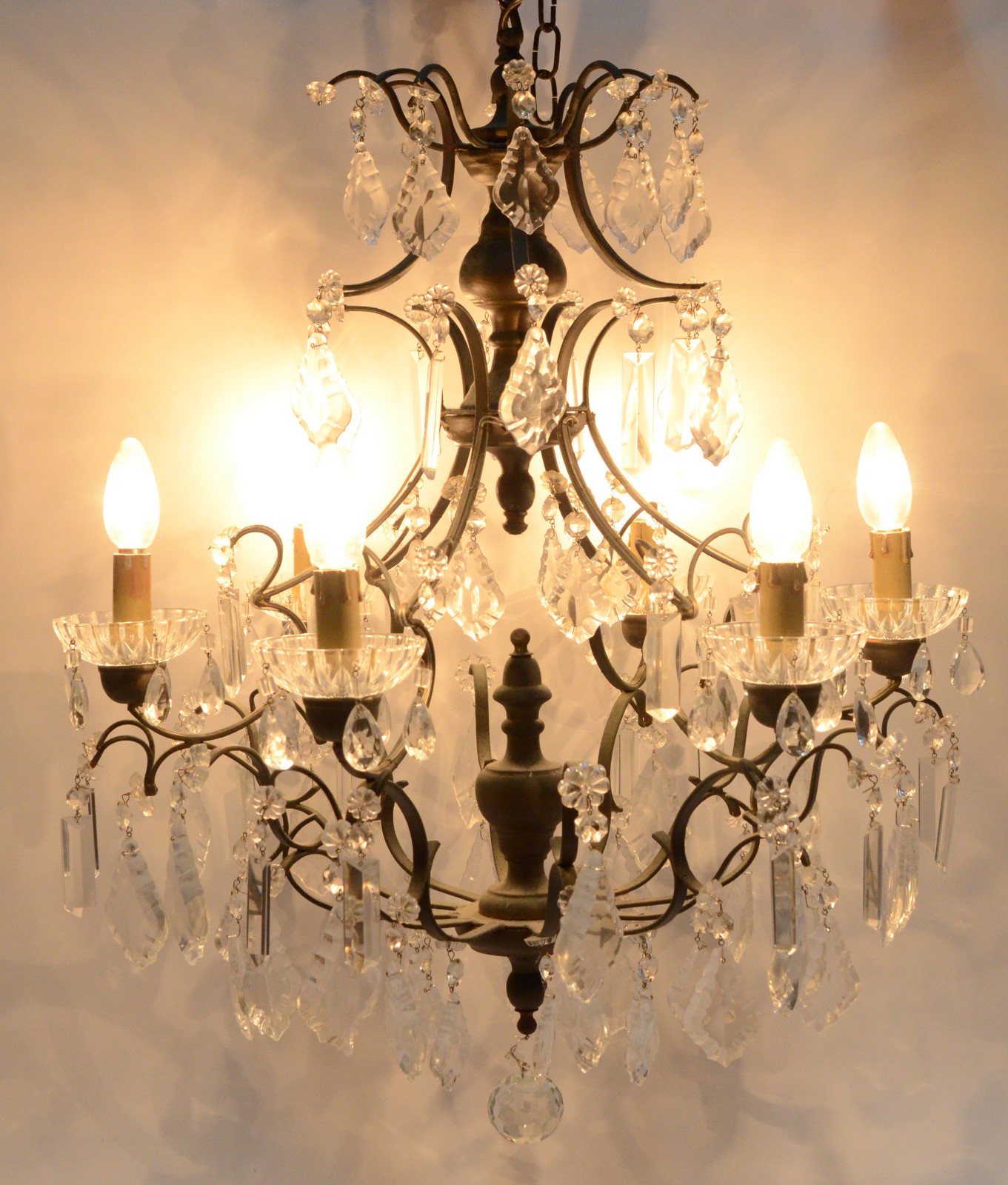 Lustre para 6 luzes de metal e pingentes de cristal lapidado, estilo... - foto 2 de 8