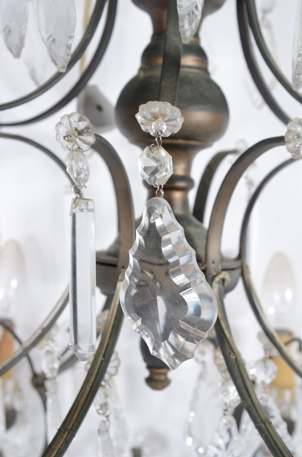 Lustre para 6 luzes de metal e pingentes de cristal lapidado, estilo... - foto 3 de 8