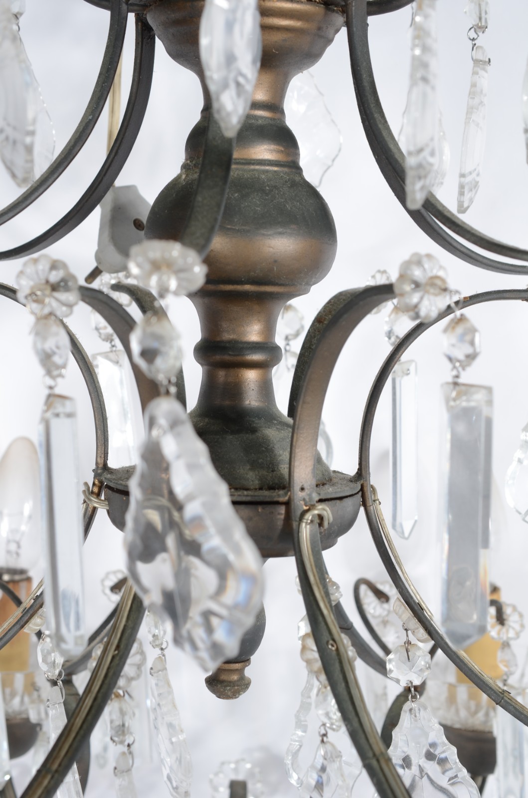Lustre para 6 luzes de metal e pingentes de cristal lapidado, estilo... - foto 4 de 8
