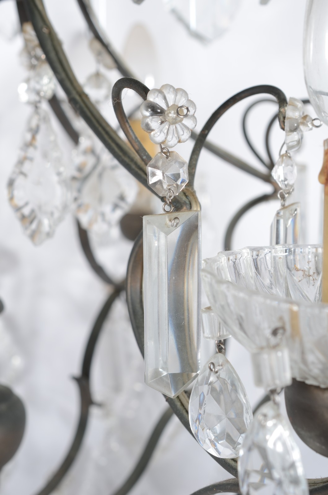 Lustre para 6 luzes de metal e pingentes de cristal lapidado, estilo... - foto 5 de 8