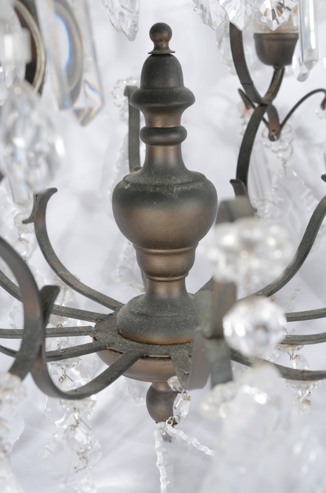 Lustre para 6 luzes de metal e pingentes de cristal lapidado, estilo... - foto 6 de 8