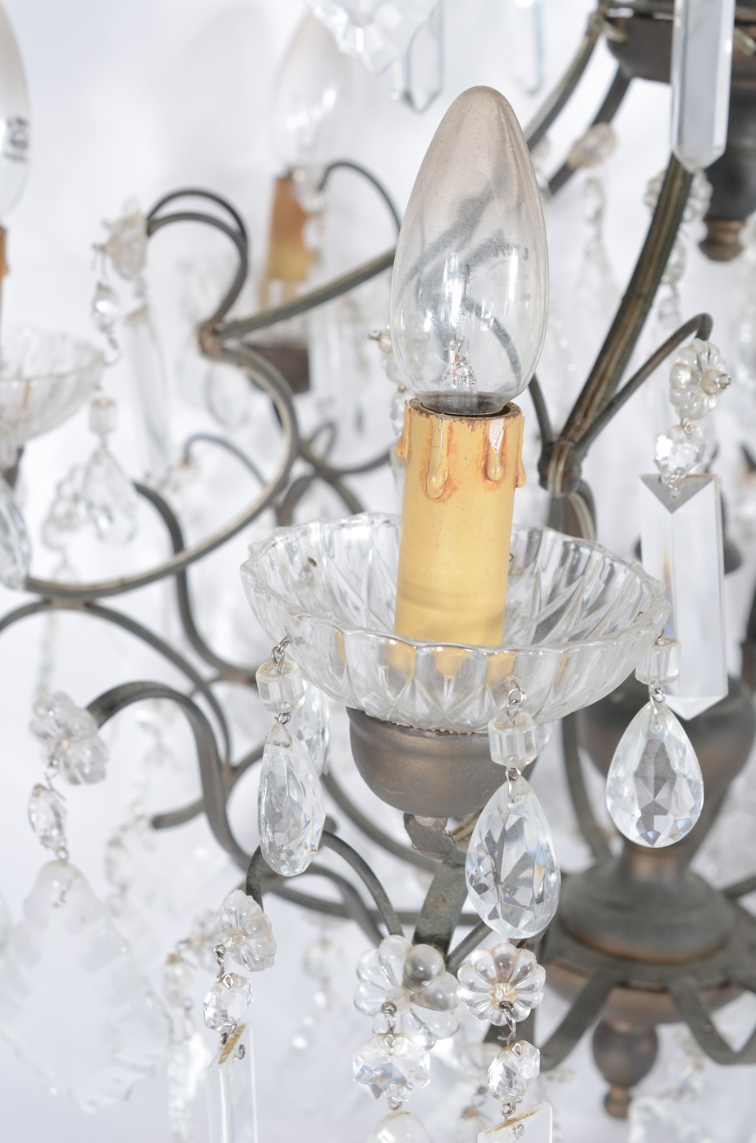Lustre para 6 luzes de metal e pingentes de cristal lapidado, estilo... - foto 7 de 8