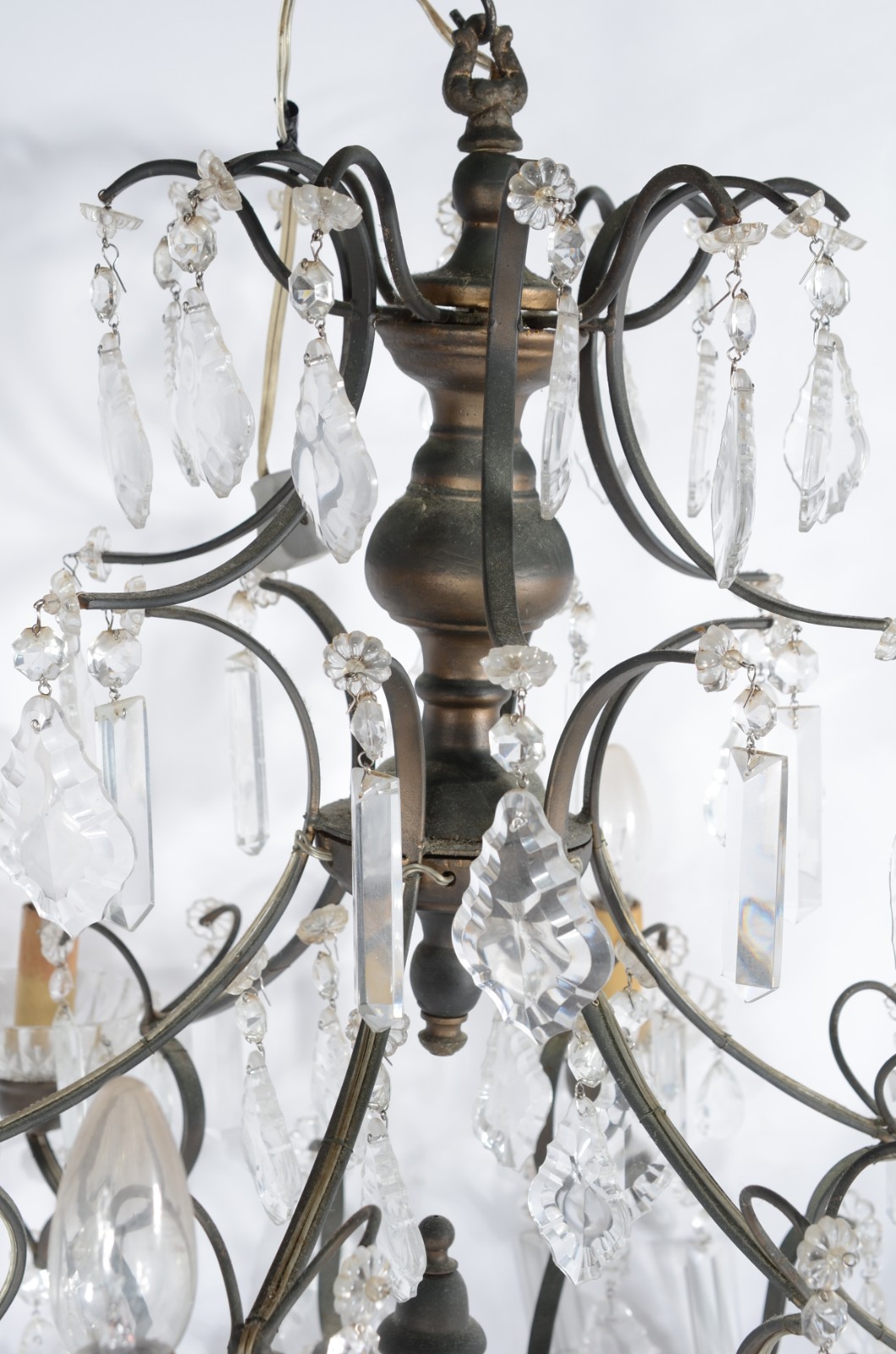 Lustre para 6 luzes de metal e pingentes de cristal lapidado, estilo... - foto 8 de 8